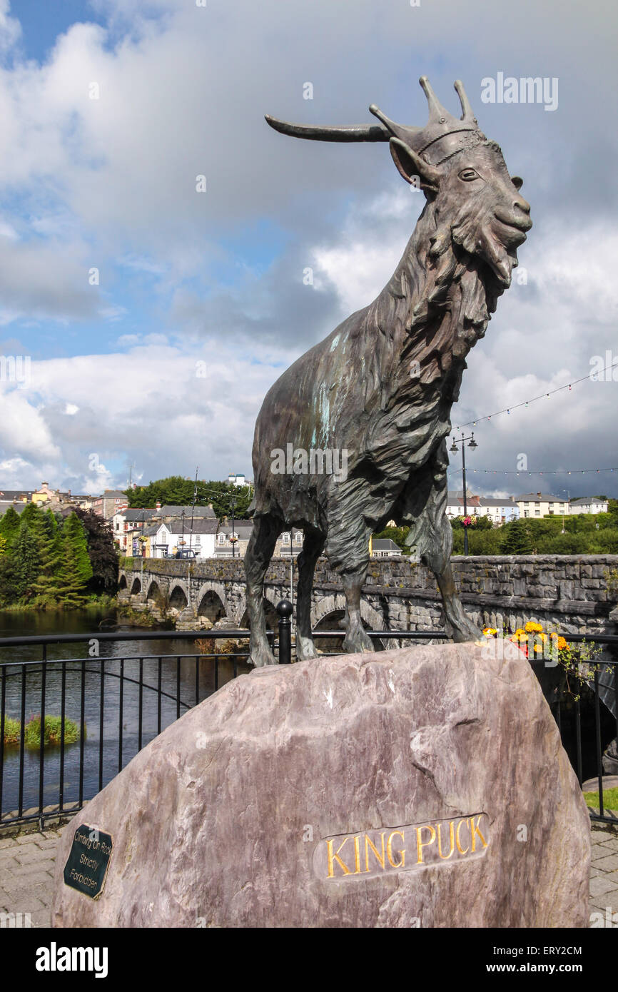 Un Puc Ri, statua in bronzo del re Puck in Killorglin, nella contea di Kerry, Irlanda Foto Stock