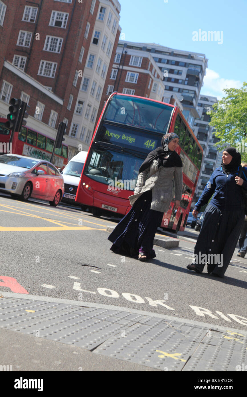 La gente del Medio Oriente shopping a Edgware Road London REGNO UNITO Foto Stock