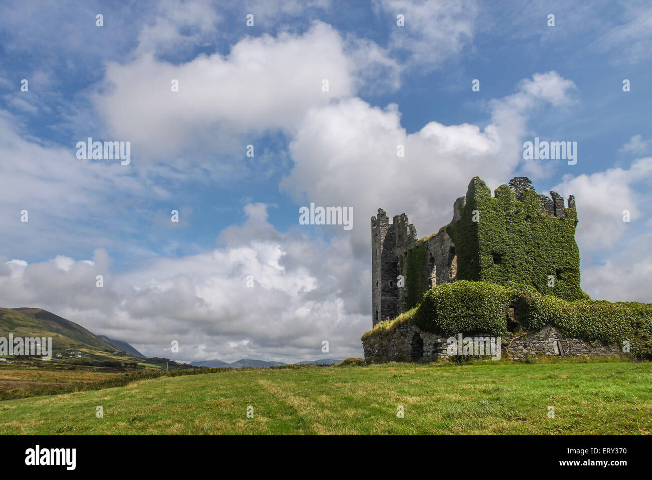 Il castello di Ballycarbery presso il Ring of Kerry in Cahersiveen, nella contea di Kerry, Irlanda Foto Stock