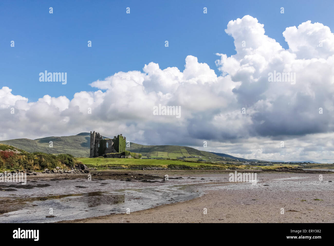 Ballycarbery Castle con il gigante di nuvole a l'anello di Kerry in Cahersiveen, nella contea di Kerry, Irlanda Foto Stock