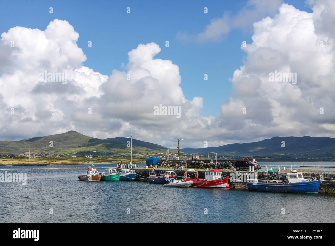 Barche da pesca nel porto dell' isola Valentia sull'anello di Kerry, la Contea di Kerry, Irlanda Foto Stock