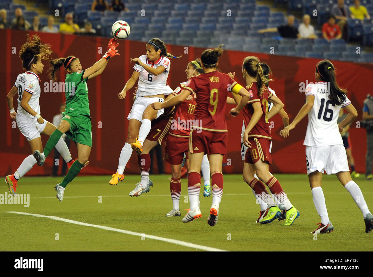 Montreal, Canada. Il 9 giugno, 2015. Carol Sanchez (C) di Costa Rica difende la sfera durante il gruppo e corrispondenza tra Costa Rica e la Spagna a 2015 FIFA Coppa del Mondo Femminile a Montreal, in Canada, in data 9 giugno 2015. Credito: Xinhua/Alamy Live News Foto Stock