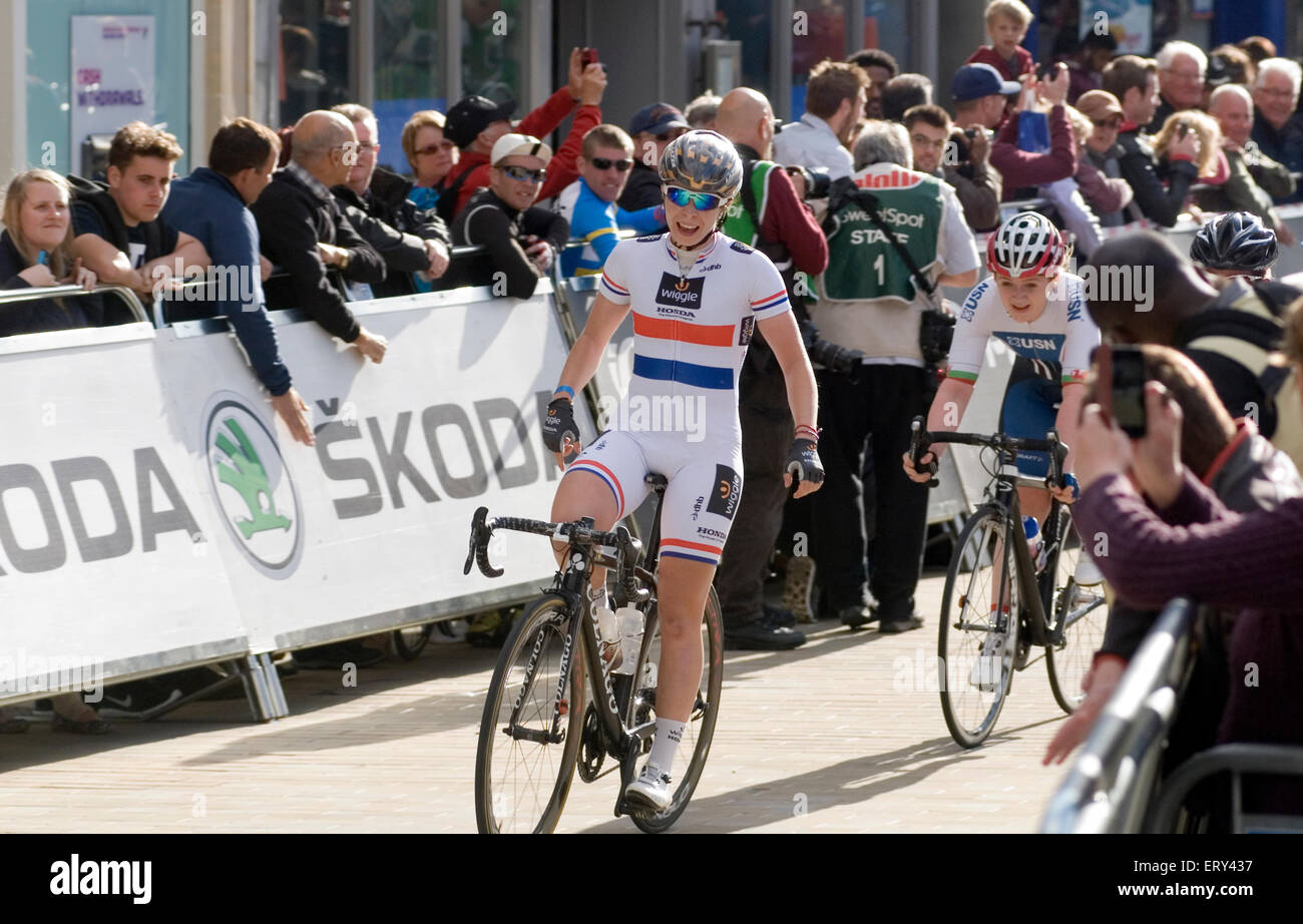 Peterborough, Regno Unito. Il 9 giugno, 2015. Eileen Roe, il dimenare Honda Pro ciclista, sorride dopo aver vinto lo spirito round. Credito: Clifford Norton/Alamy Live News Foto Stock