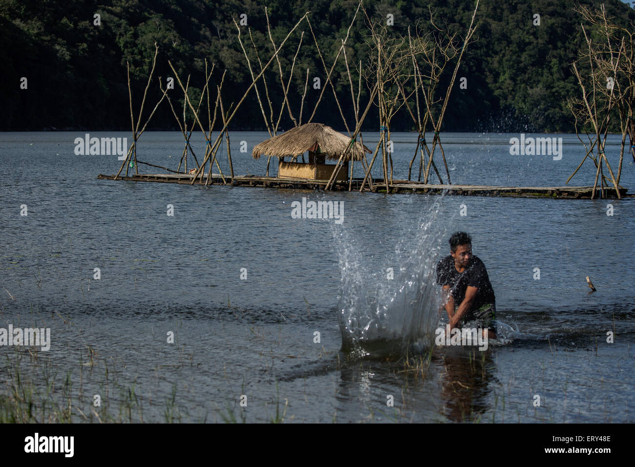 Un uomo di pesca in un lago Foto Stock