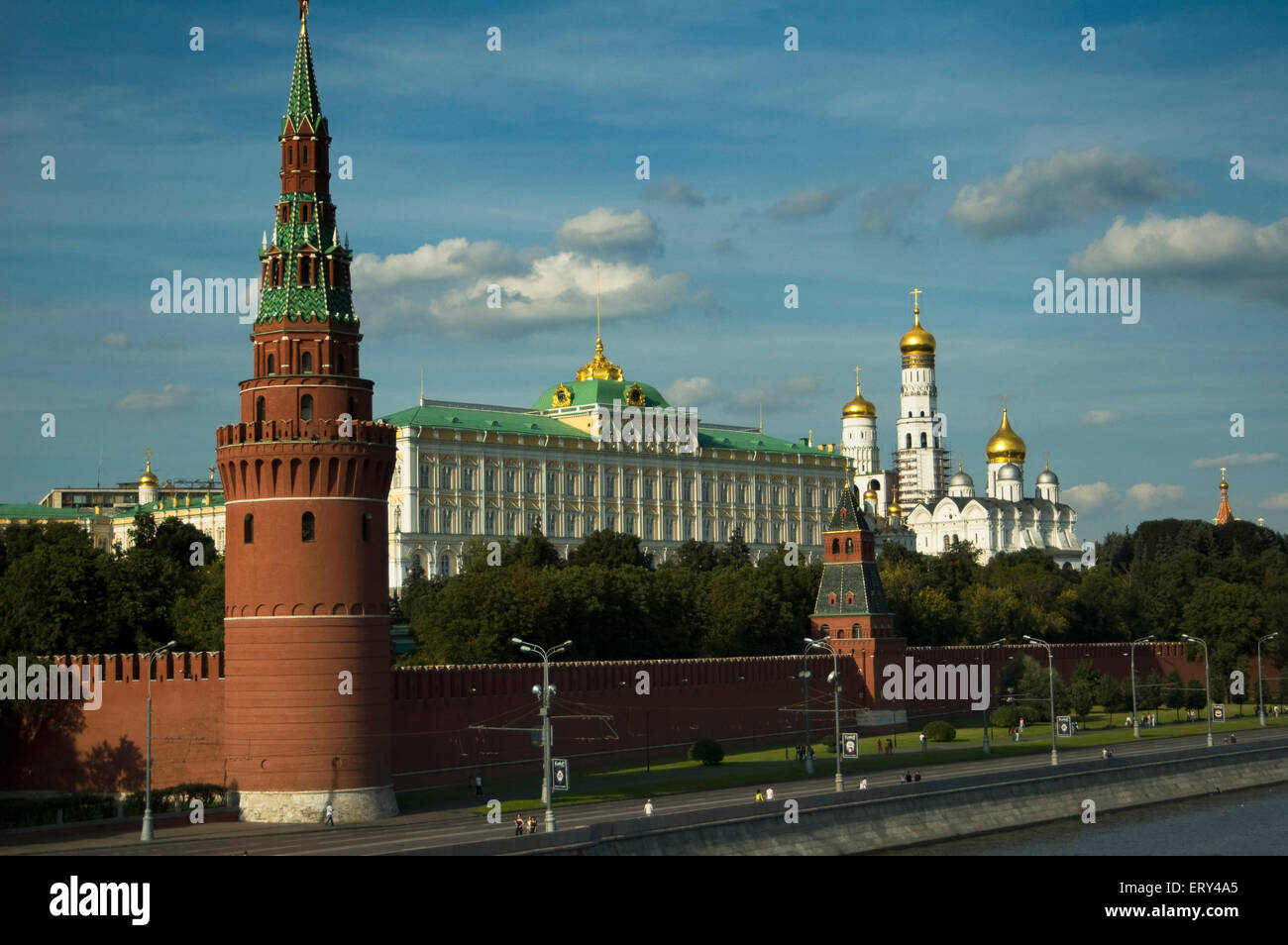 Una vista del Cremlino con la torre Vodovzvodnaya in primo piano, Mosca, Federazione russa Foto Stock