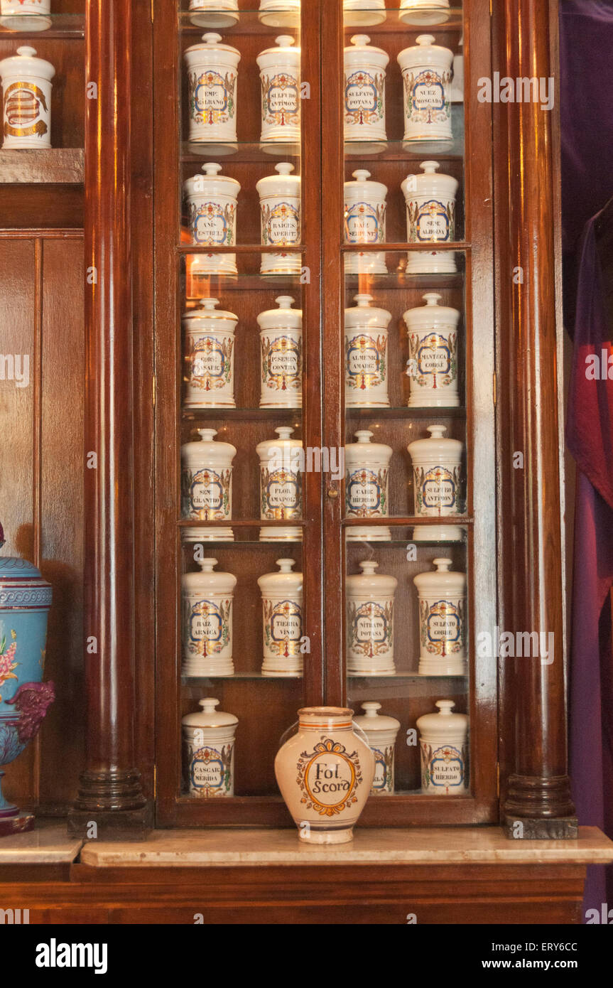 Elk224-1472v Cuba, La Habana Vieja, storico Taquechel farmacia, vasi di farmacia Foto Stock