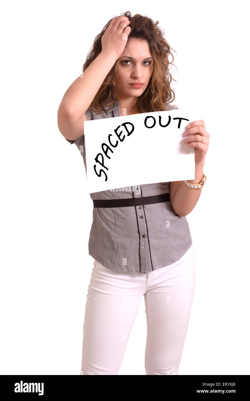 Giovane donna attraente tenendo la carta con distanziato il testo su sfondo bianco Foto Stock