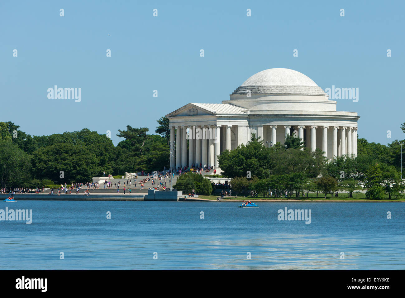 Turisti visitano il Jefferson Memorial sul bacino di marea su una giornata di primavera a Washington, DC. Foto Stock