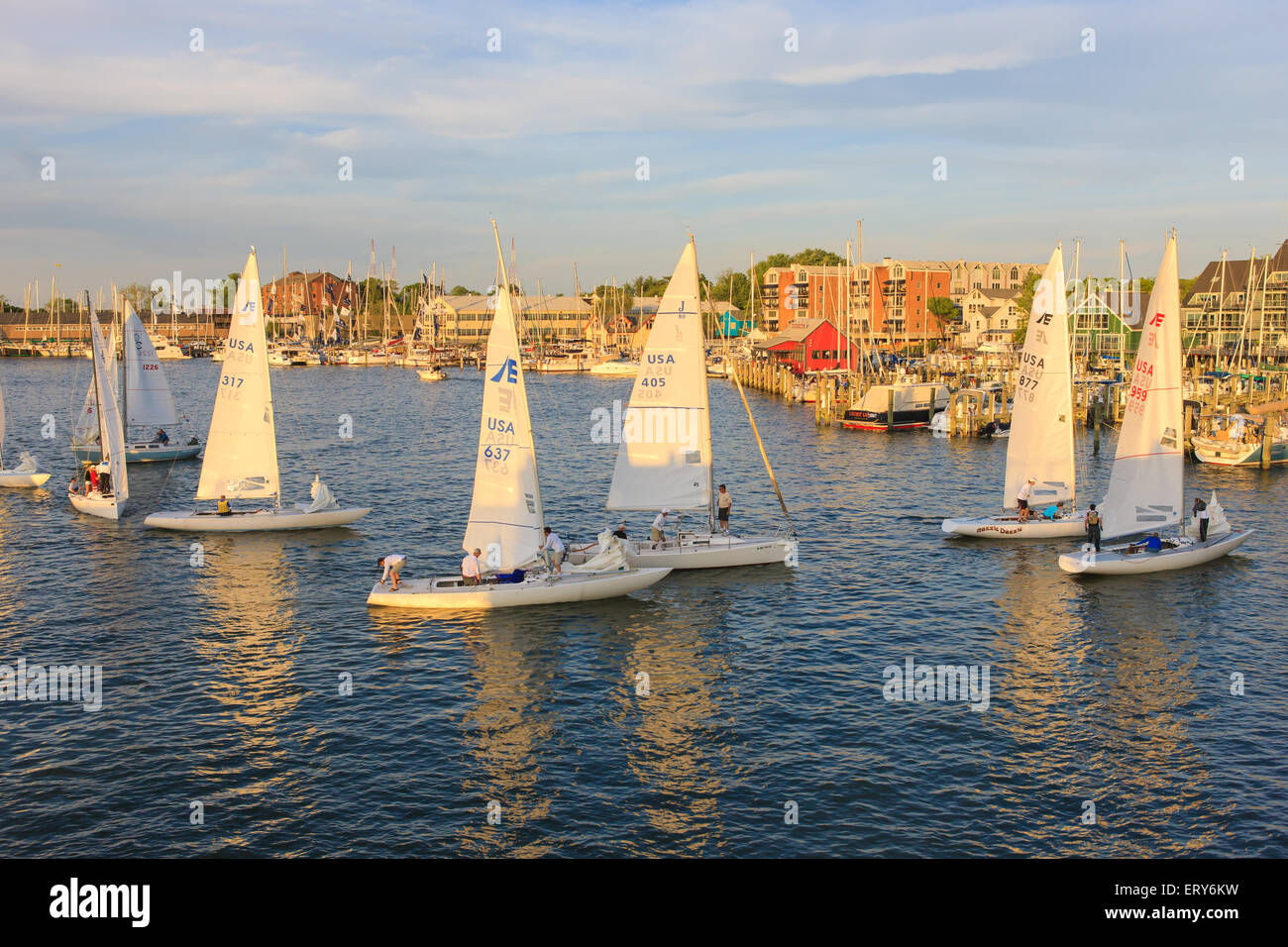 Yacht e Barche a vela vela su Spa Creek, tornando da mercoledì notte attività di corsa in Annapolis, Maryland. Foto Stock