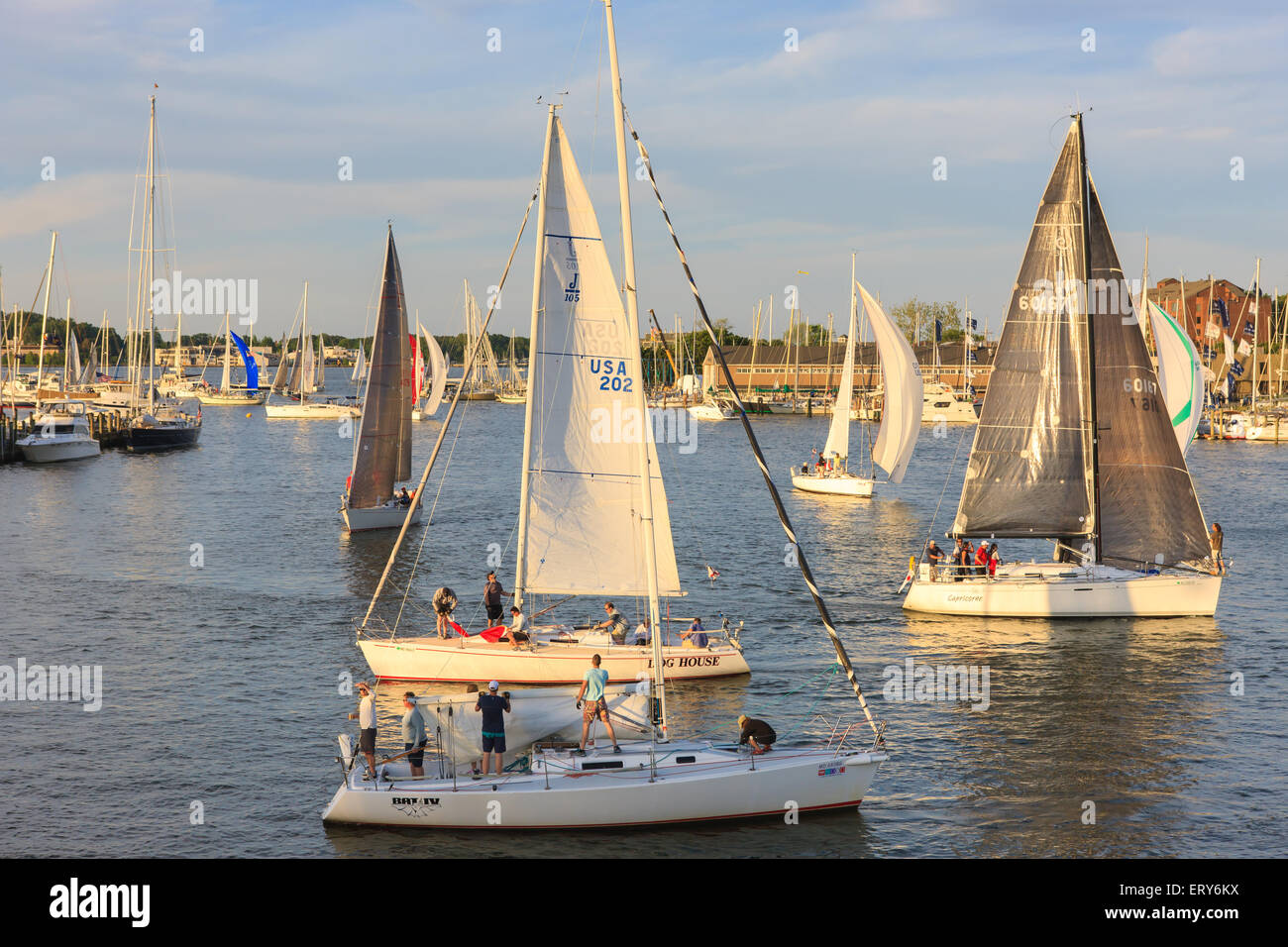 Yacht e Barche a vela vela su Spa Creek, tornando da mercoledì notte attività di corsa in Annapolis, Maryland. Foto Stock