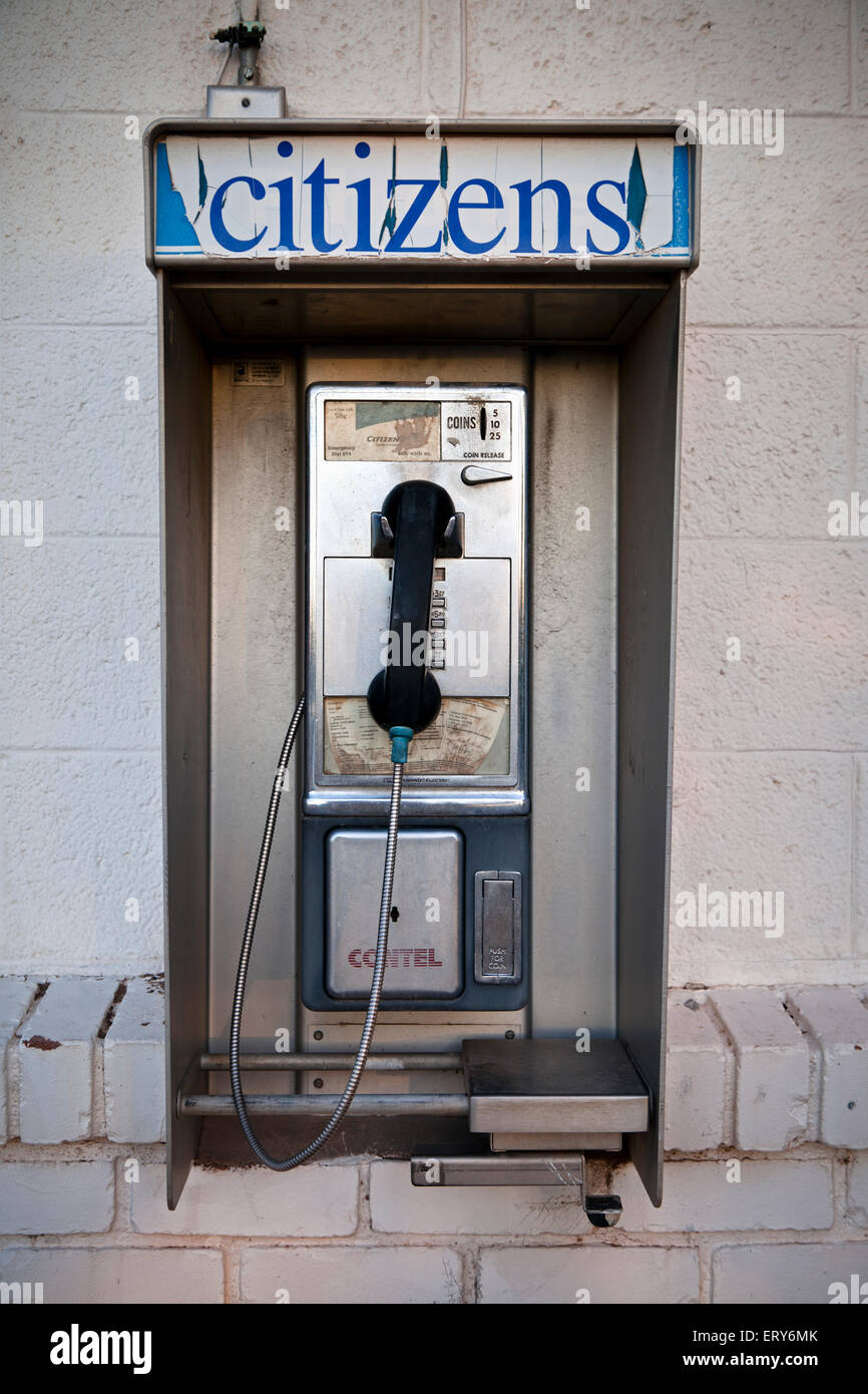 Telefono a pagamento al di fuori di un abbandono della stazione di gas in Holbrook, Arizona. Foto Stock