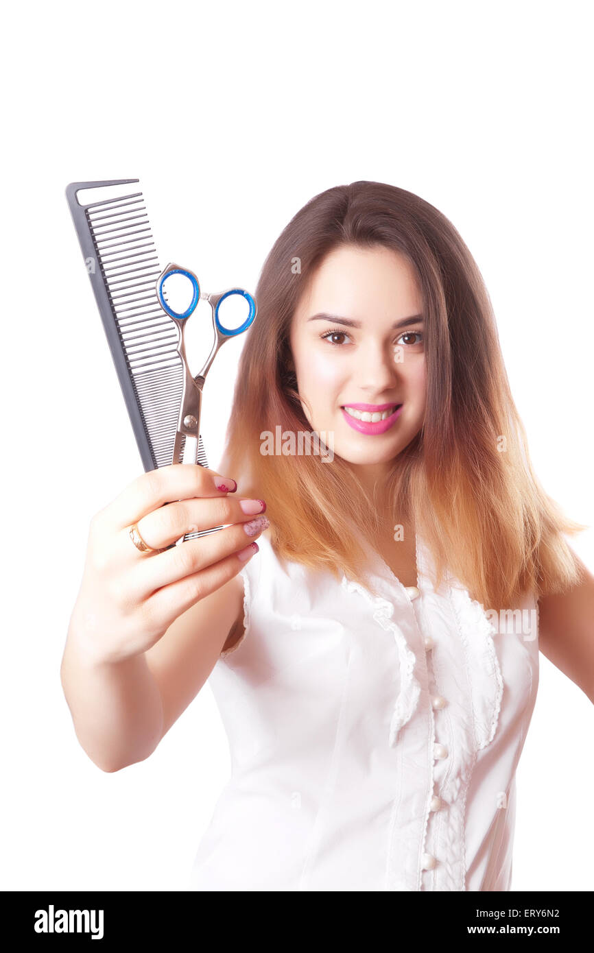 Ragazza carina parrucchiere con forbici e pettine, isolato su bianco Foto Stock