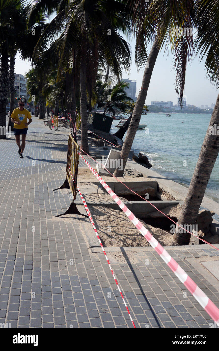 Erosione del mare espone i cavi di energia elettrica accanto alla spiaggia di Pattaya Thailandia Foto Stock