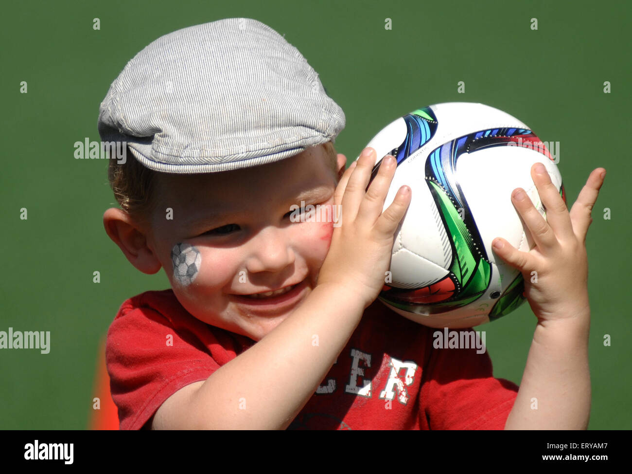 Vancouver, Canada. Il 9 giugno, 2015. Un bambino gioca con l'ufficiale di FIFA Coppa del Mondo Donne Canada 2015 palla in Vancouver, Canada, 9 giugno 2015. Vancouver è una delle città ospitanti dei 2015 FIFA Coppa del mondo femminile. © Sergei Bachlakov/Xinhua/Alamy Live News Foto Stock