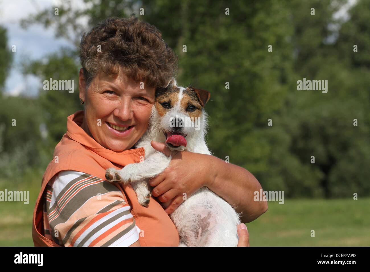 Donna con Parson Russell Terrier Foto Stock