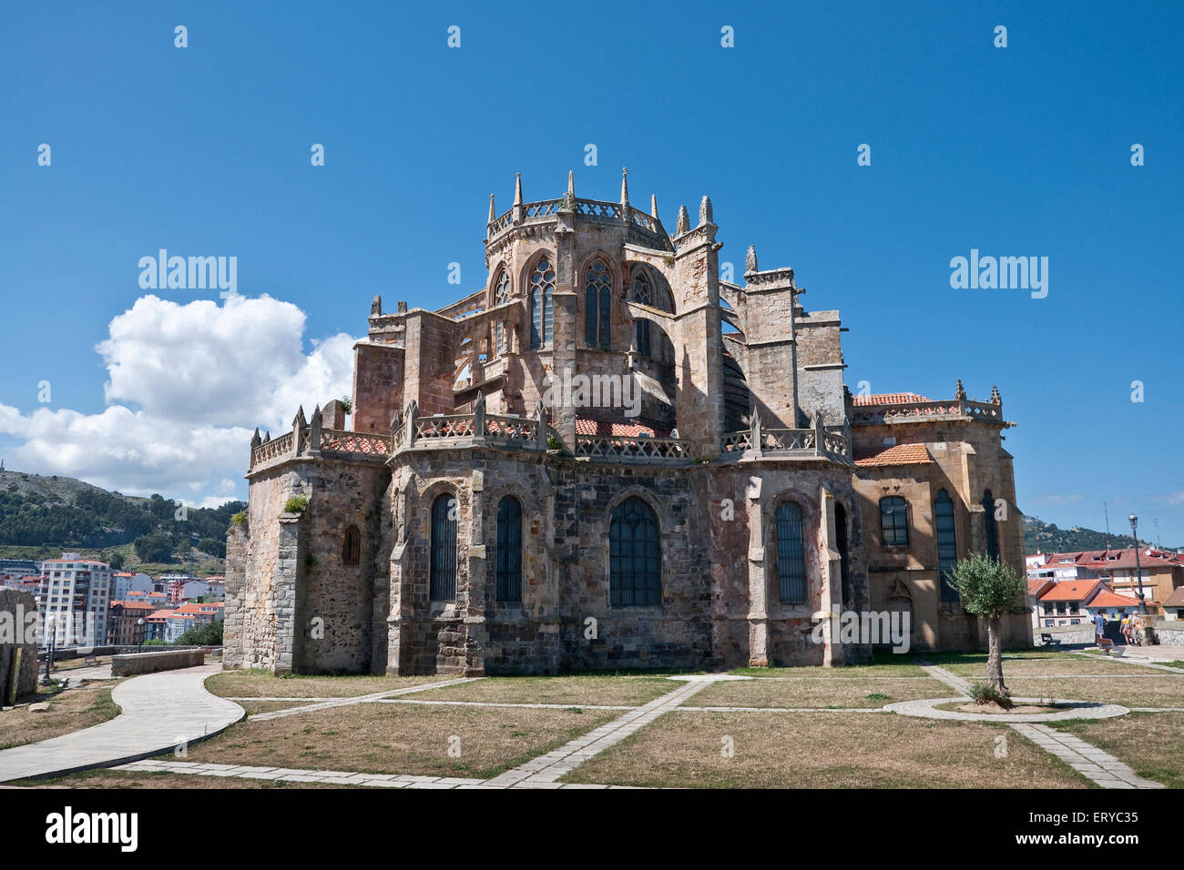 Santa María de la Asunción Chiesa. Esso si trova a Castrourdiales, Cantabria (Spagna) Foto Stock