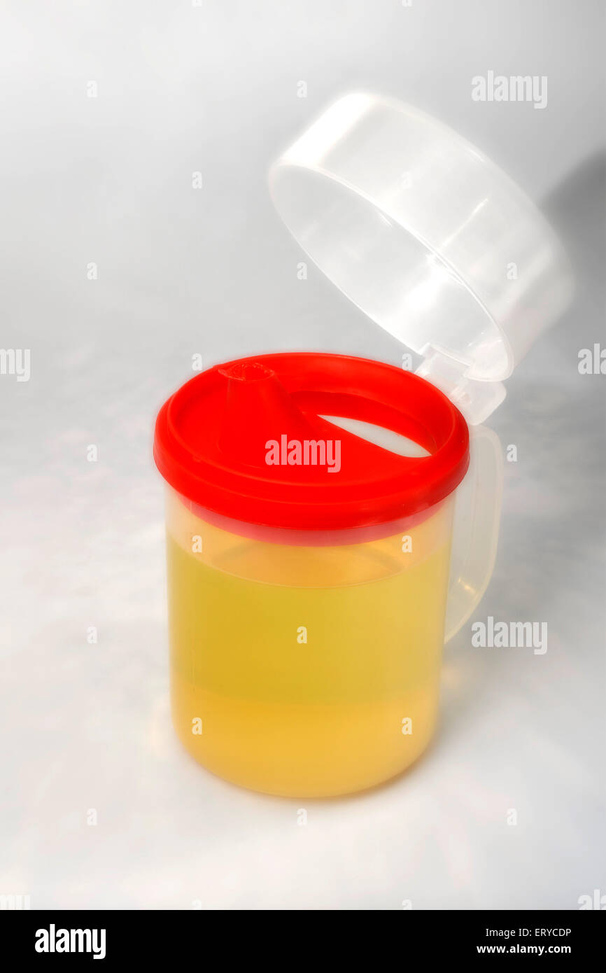 Olio vegetale in plastica può su sfondo bianco Foto Stock