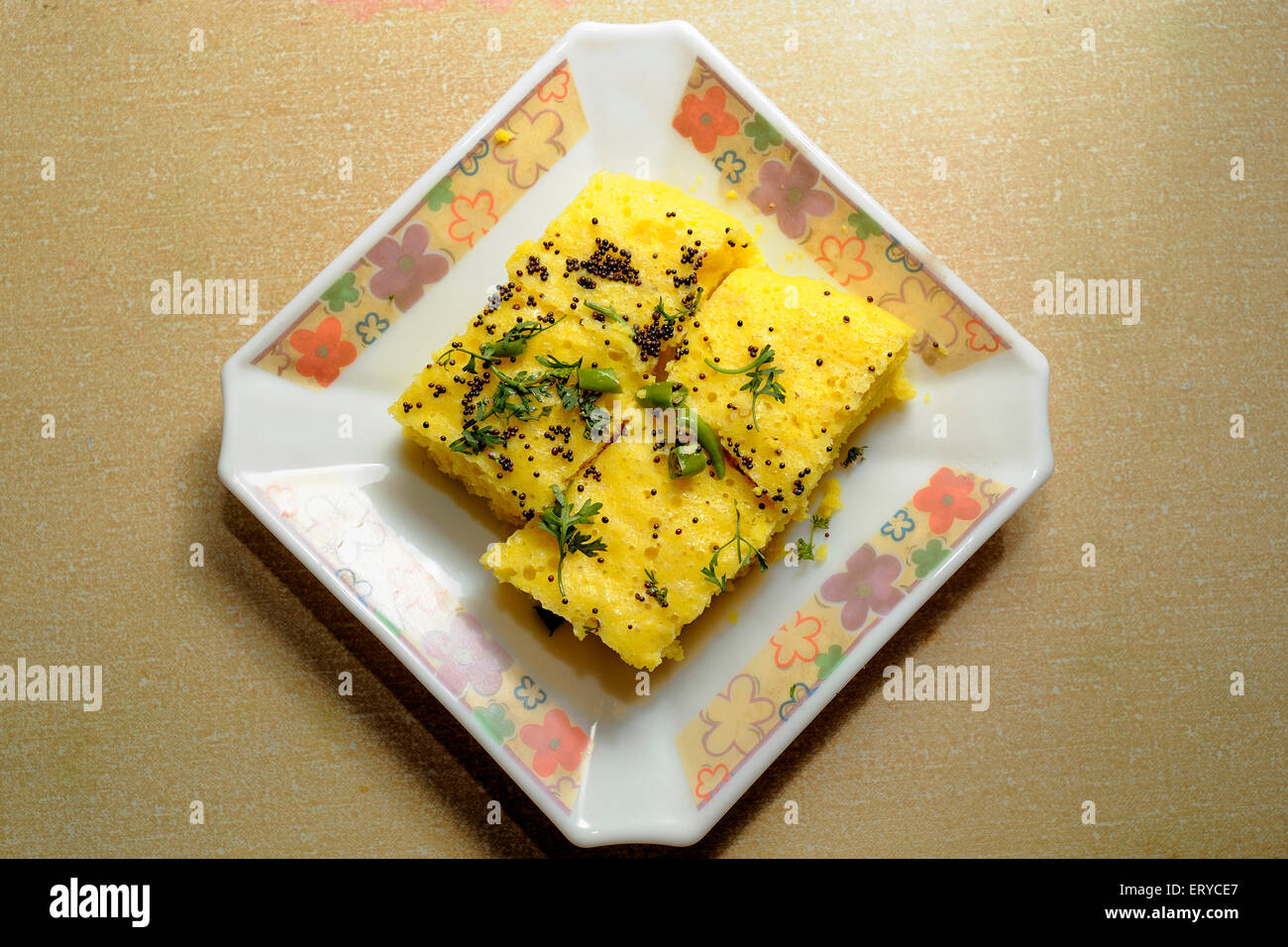 Cose da cucina ; Khaman Dhokla ; tadka di senape ; coriandolo ; peperoncino verde ; Gujarat ; India Foto Stock