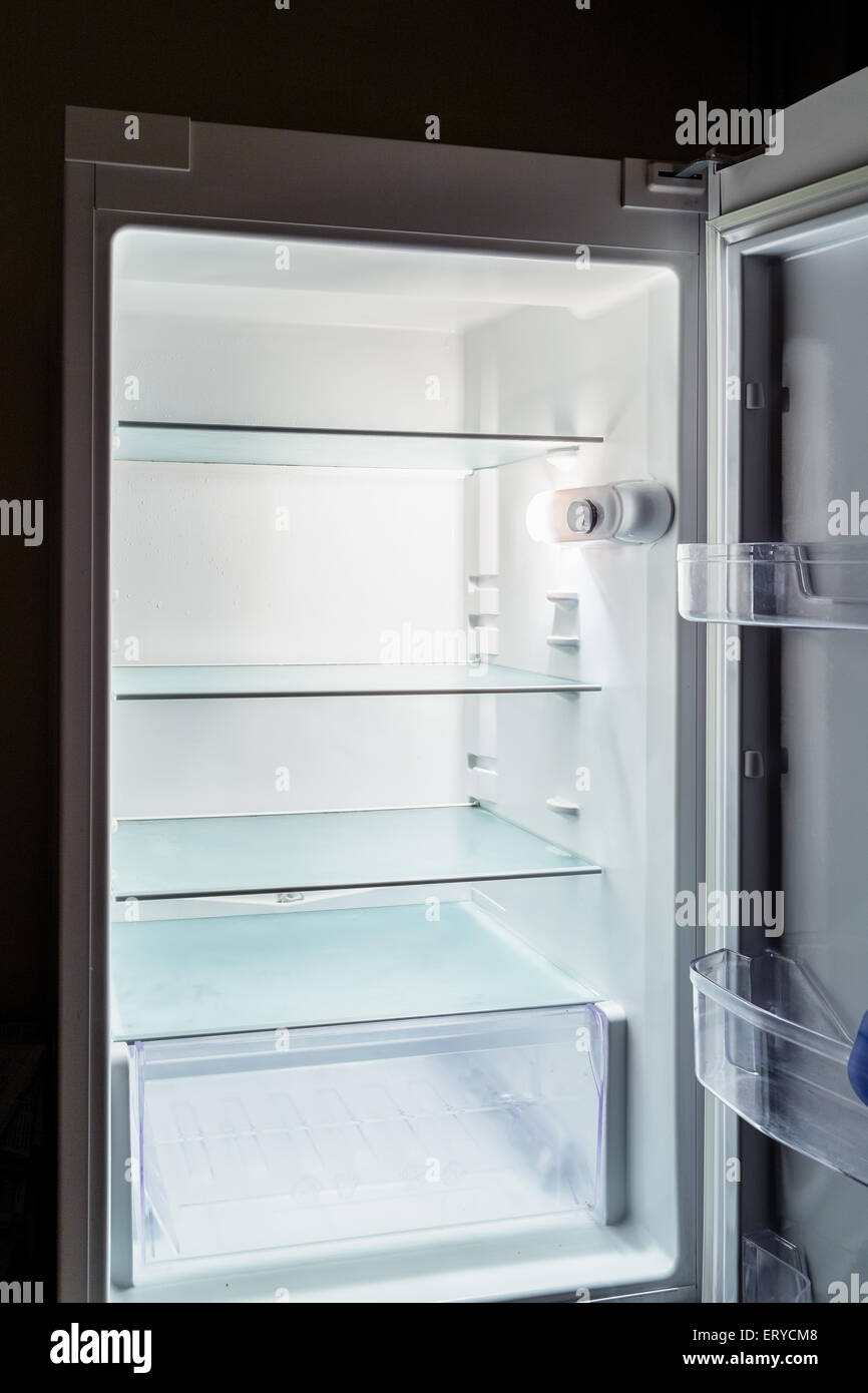 Nessun cibo in frigorifero: una luce fredda in un frigorifero vuoto Foto Stock