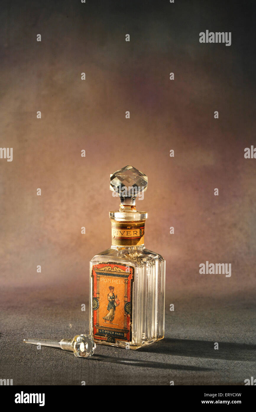Vecchio profumo vintage bottiglia di vetro Foto Stock