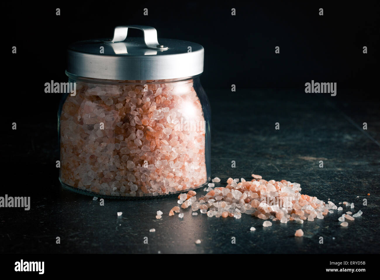 Sale Himalayano in vaso sul tavolo da cucina Foto Stock