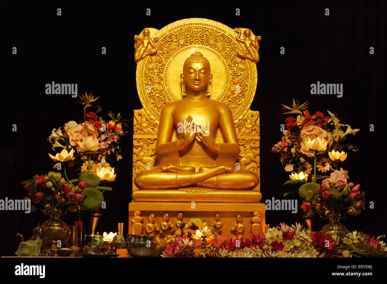 Statua d'oro del Buddha del Signore all'interno del Monastero di Mulagandha Kuti Vihara , Sarnath , Varanasi ; Utar Pradesh , India , Asia Foto Stock