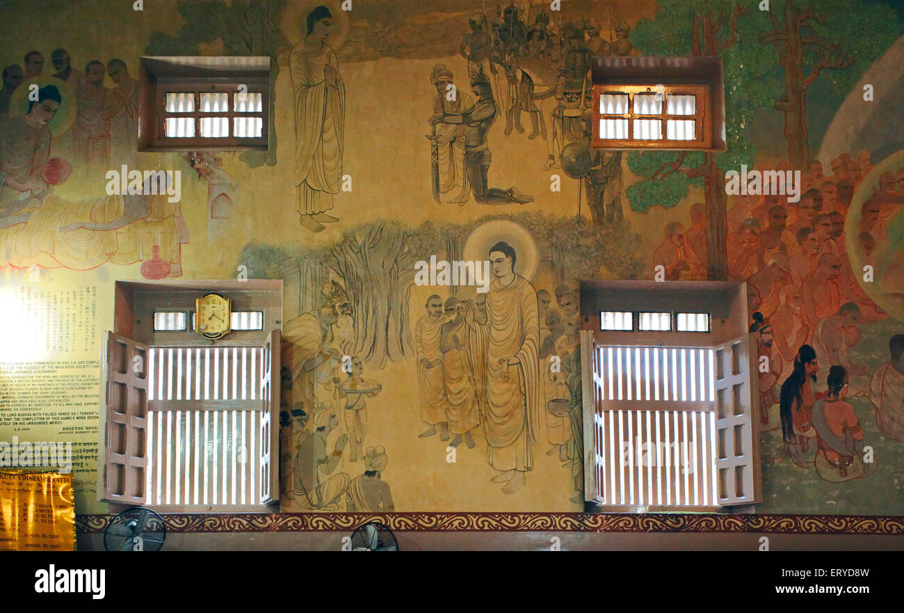 Lord Buddha vita affreschi dipinti murali all'interno del monastero di Mulagandha Kuti Vihara , Sarnath , Varanasi ; Uttar Pradesh , India , asia Foto Stock