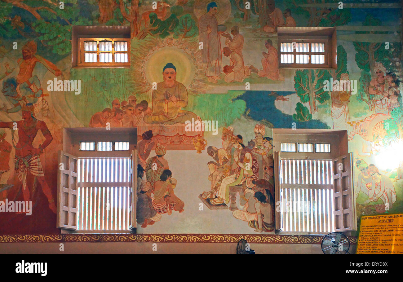 Lord Buddha vita affreschi dipinti murali all'interno del monastero di Mulagandha Kuti Vihara , Sarnath , Varanasi ; Uttar Pradesh , India , asia Foto Stock