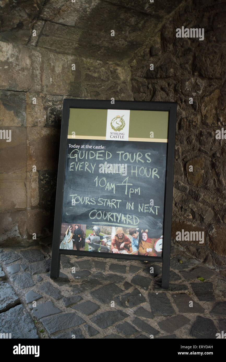 Bacheca in ingresso al Castello di Stirling pubblicità visite guidate gratuite per i visitatori Foto Stock