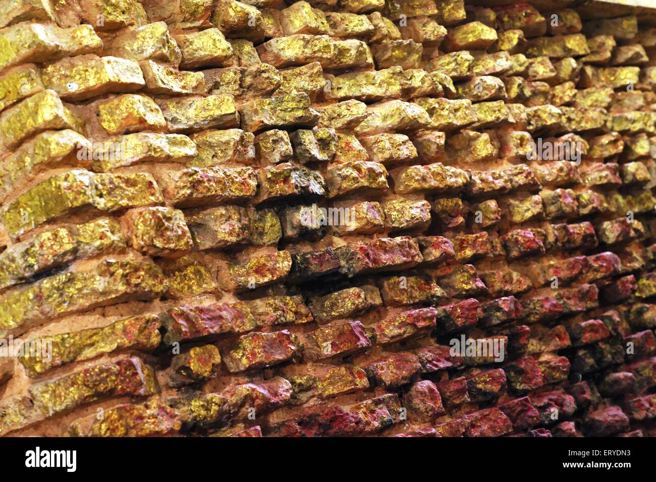 Muro sacro in mattoni di pietra ; luogo di nascita del Buddha di Gautam , Patrimonio dell'Umanità dell'UNESCO , Lumbini ; Nepal , Asia Foto Stock