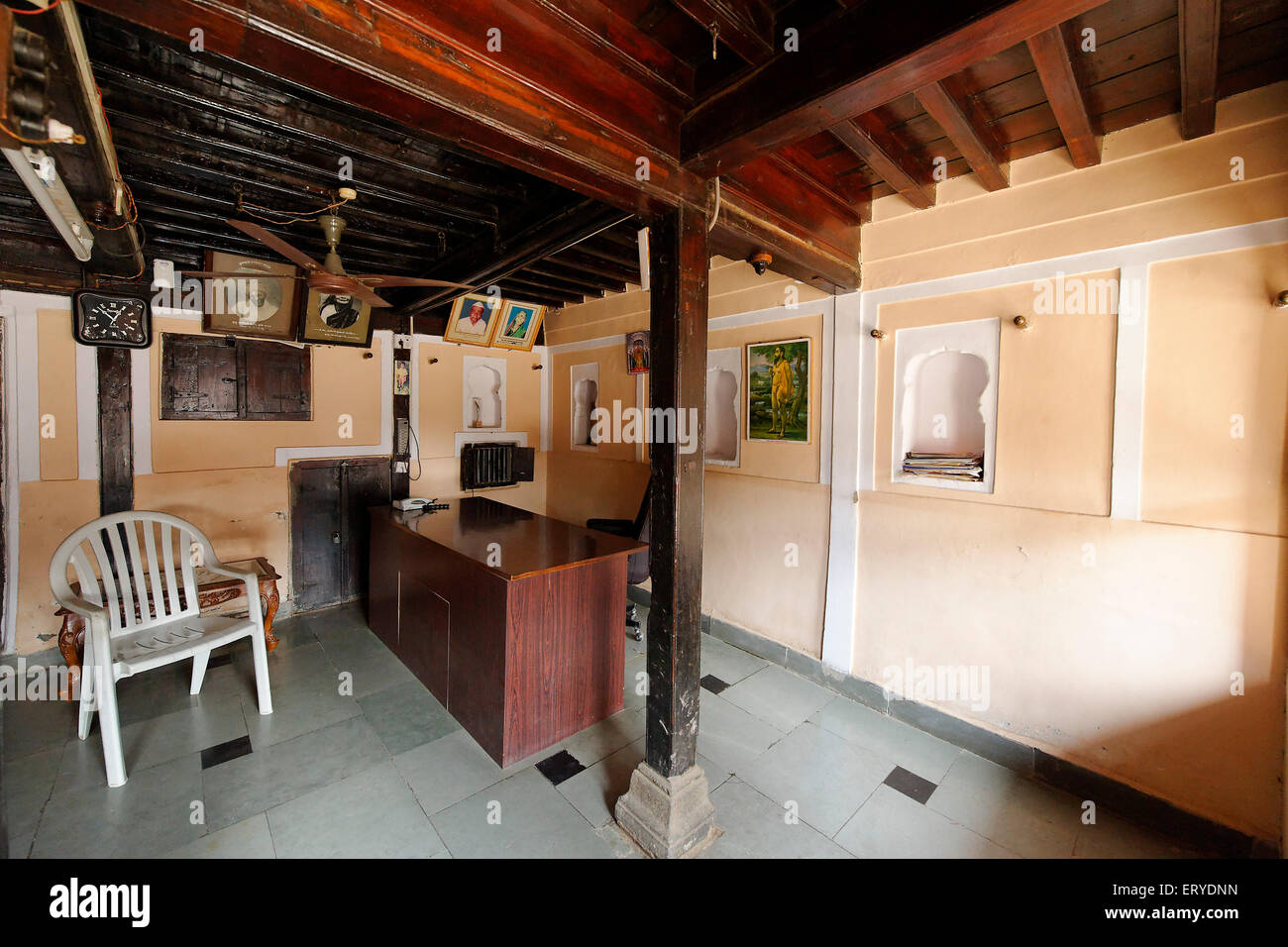 Peshwa casa interno soffitto in legno , Junnar ; distretto Pune ; Maharashtra ; India , Asia Foto Stock
