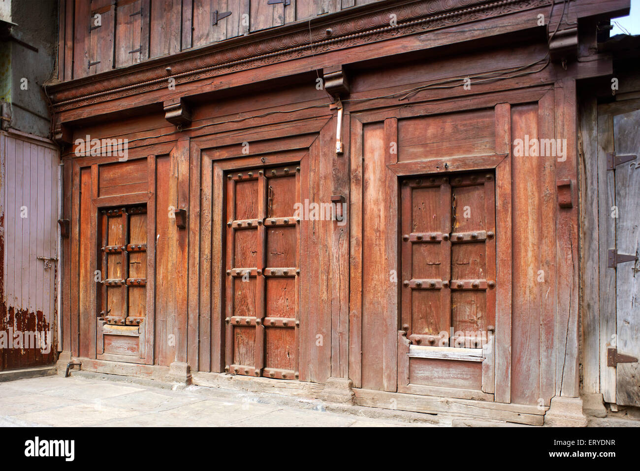 Peshwa casa porte e finestre in legno , Junnar ; distretto Pune ; Maharashtra ; India , Asia Foto Stock
