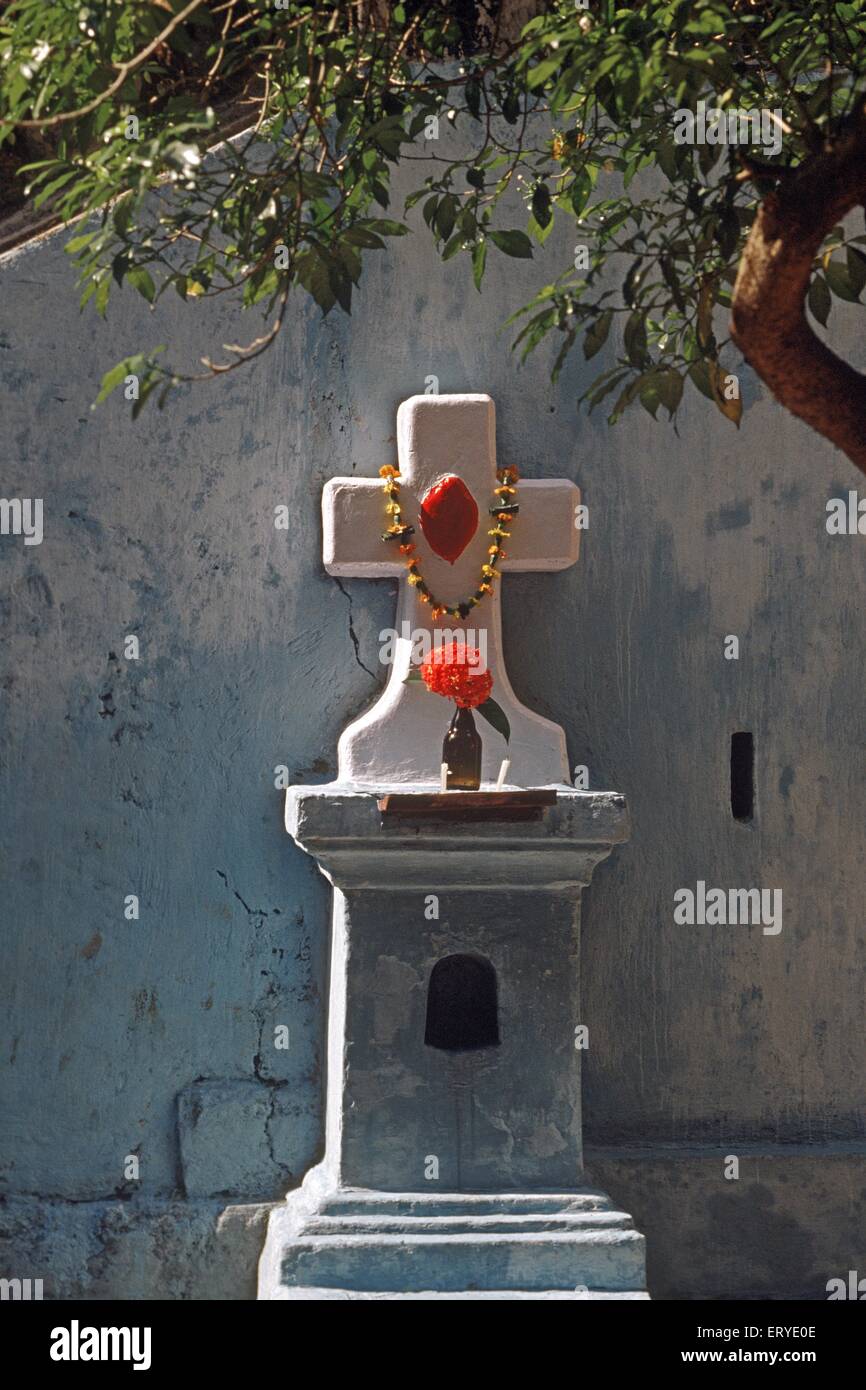 Croce cristiana con simbolo indù , fusione religiosa , Panaji ; Goa ; India , asia Foto Stock