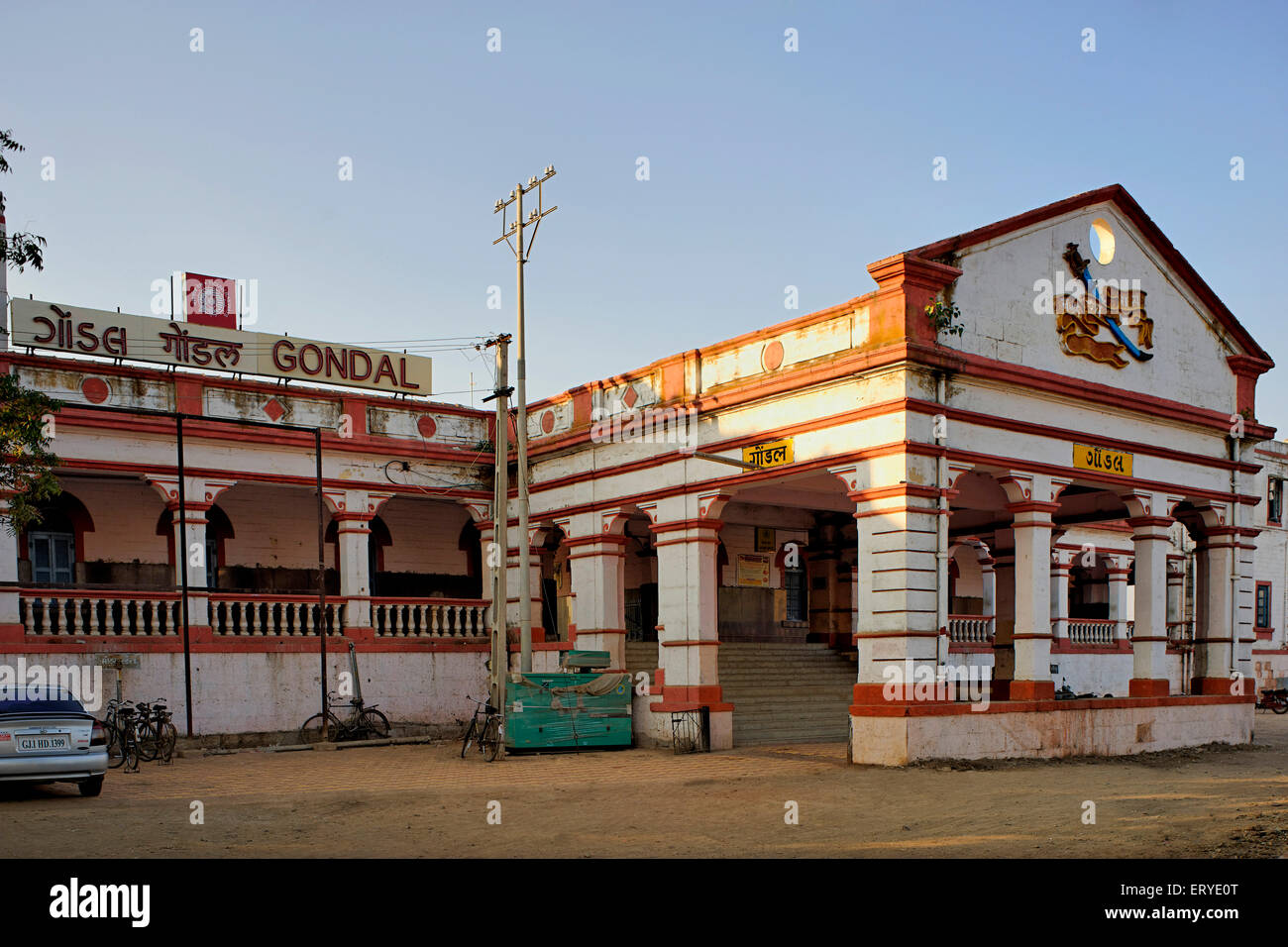 Porta d'ingresso della stazione ferroviaria di Gondal ; Gondal , distretto di Rajkot ; Saurashtra ; Gujarat ; India , asia Foto Stock