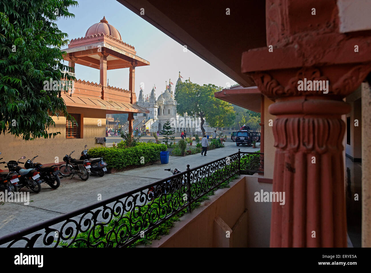 Architettura Vihar stare posto per i devoti a Swaminarayan tempio complesso ; Gondal ; Rajkot distretto Saurashtra ; Foto Stock