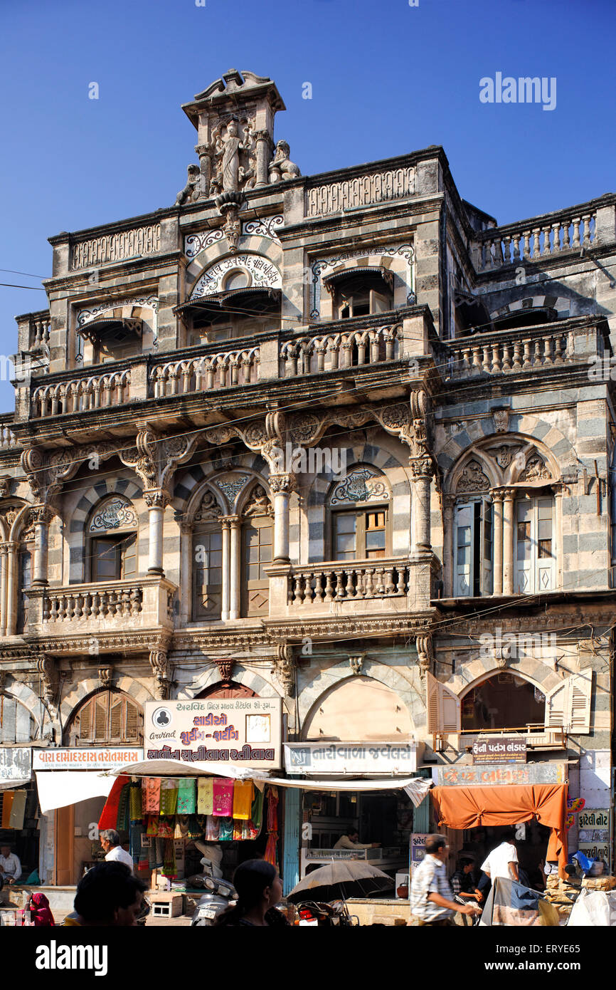 Vecchia casa con scultura Lakshmi Dess sulla parte superiore ; Bhavnagar ; Gujarat ; India , asia Foto Stock