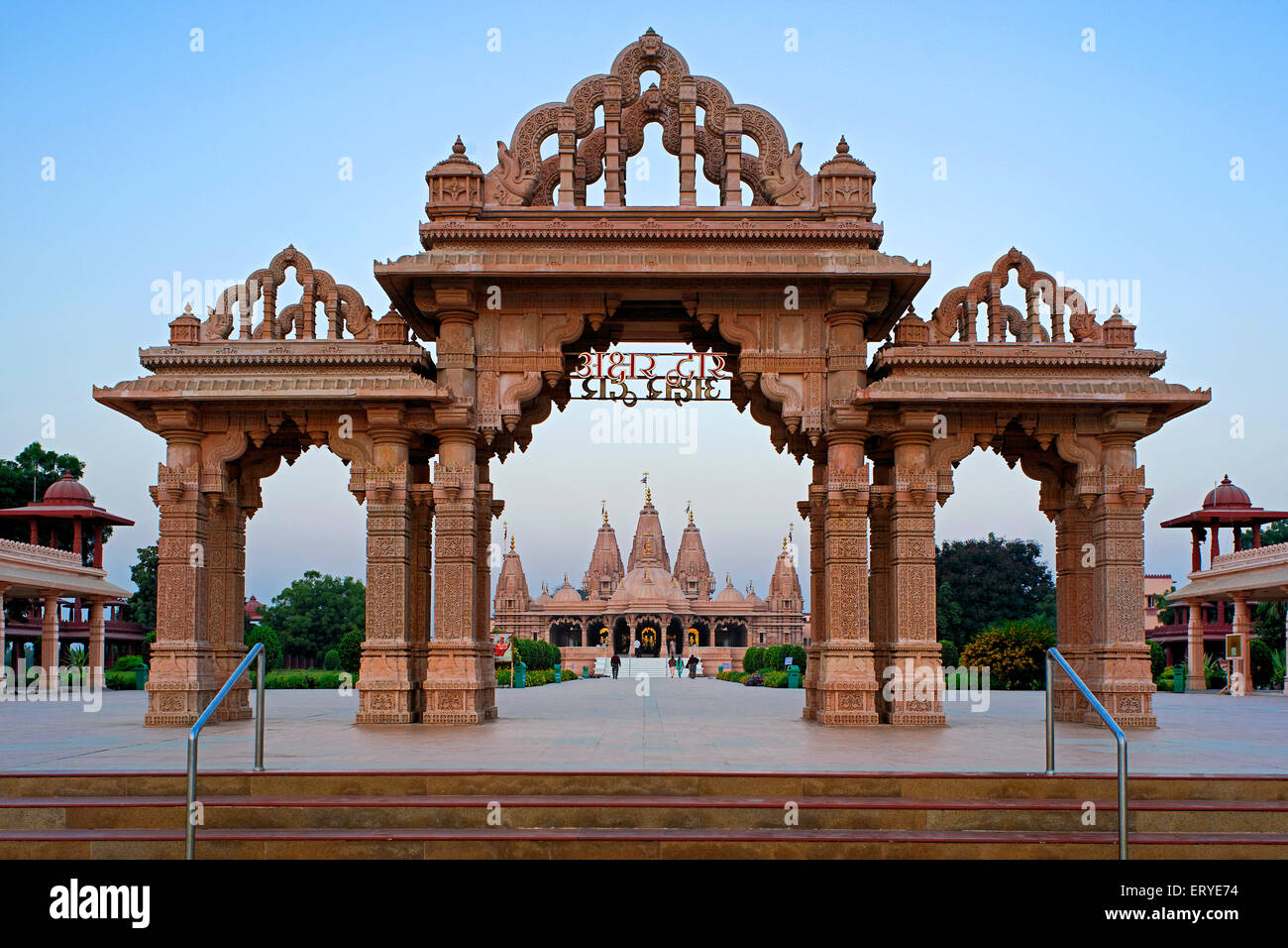 BAPS , Shri Swaminarayan Mandir Aksharvadi ; Hindu tempio Akshar porta d'ingresso , Bhavnagar distretto ; Gujarat ; India , Asia Foto Stock