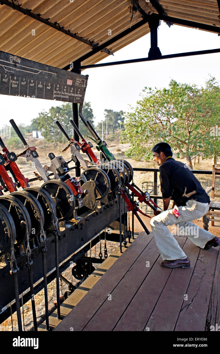 L'uomo operanti via setter ; stazione Lunidhar vicino a Mota Devalia ; district Amreli ; Saurashtra ; Gujarat ; India Foto Stock