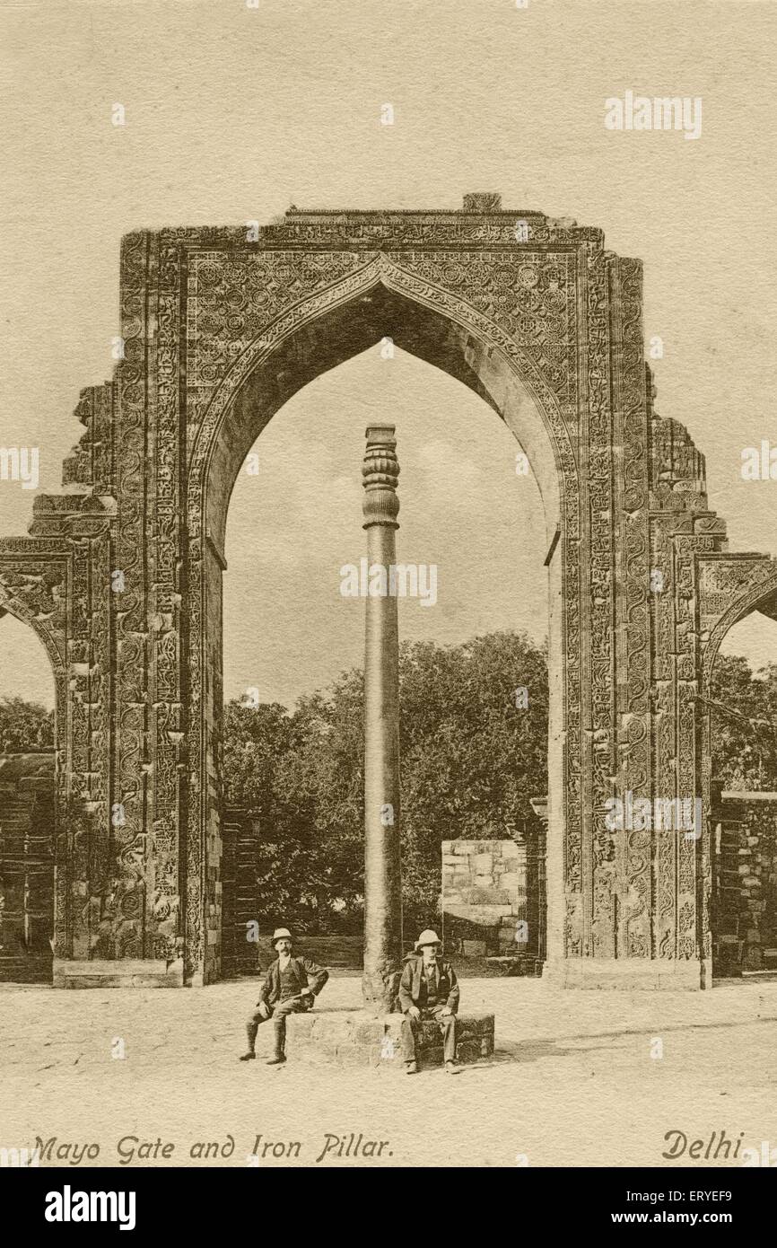 Vecchia immagine annata 1900 ; porta Mayo e pilastro di ferro ; Delhi ; India Foto Stock