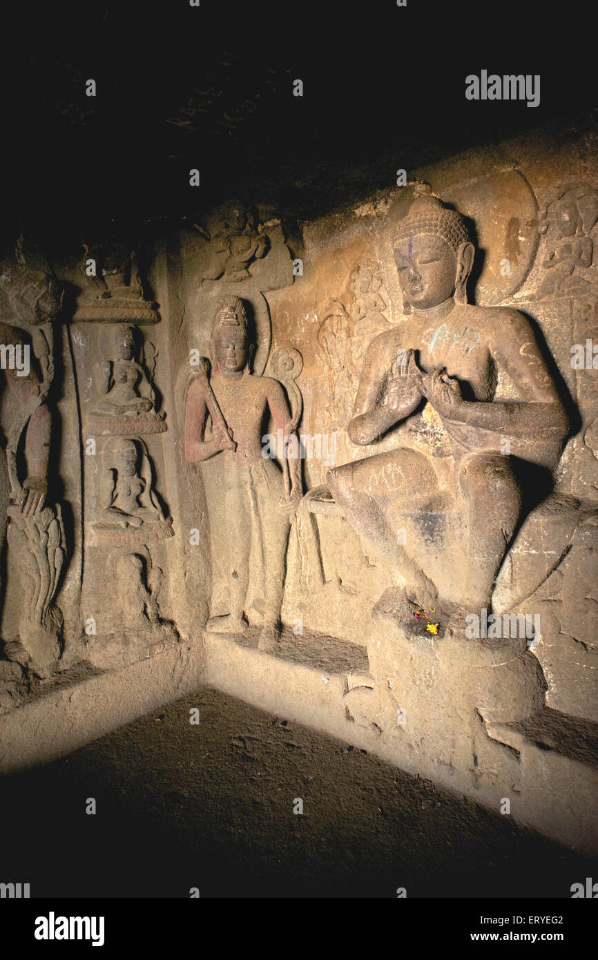 Statue di Buddha nel tempio nella grotta hinyana pandav grotte primo secolo A.C. al II secolo D.C. ; Satavahana ; Nasik Foto Stock