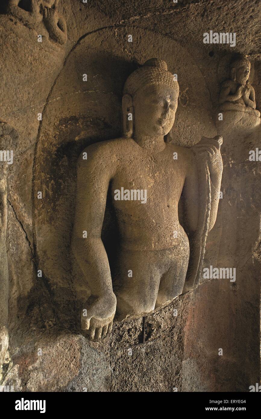 Statue di Buddha nel tempio nella grotta hinyana pandav grotte primo secolo A.C. al II secolo D.C. ; Satavahana ; Nasik Foto Stock