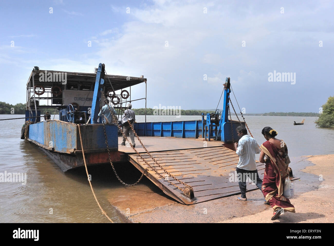 Spese di spedizione ; nave traghetto nel fiume Madovi ; vecchi Goa ; India Foto Stock