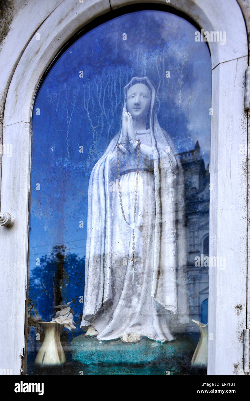 Statua di Madre Maria con le mani ripiegate in vetrata , Ebraica Galilea di Nazaret , Madre di Gesù , Vecchia Goa ; Goa , India , Asia Foto Stock