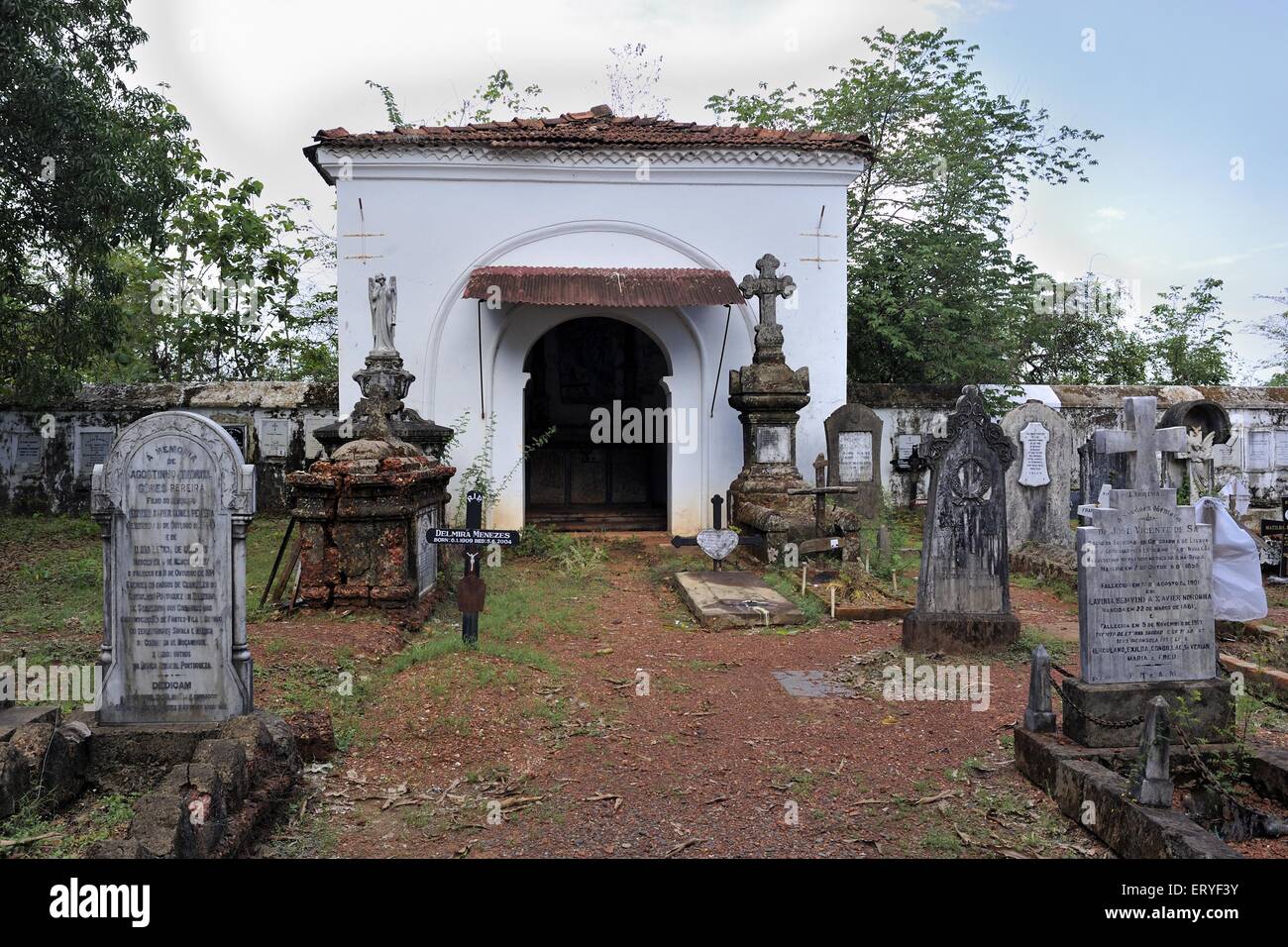 Cimitero , cimitero nella Chiesa di nostra Signora della compassione , Piedade , Old Goa ; Goa , India , asia Foto Stock