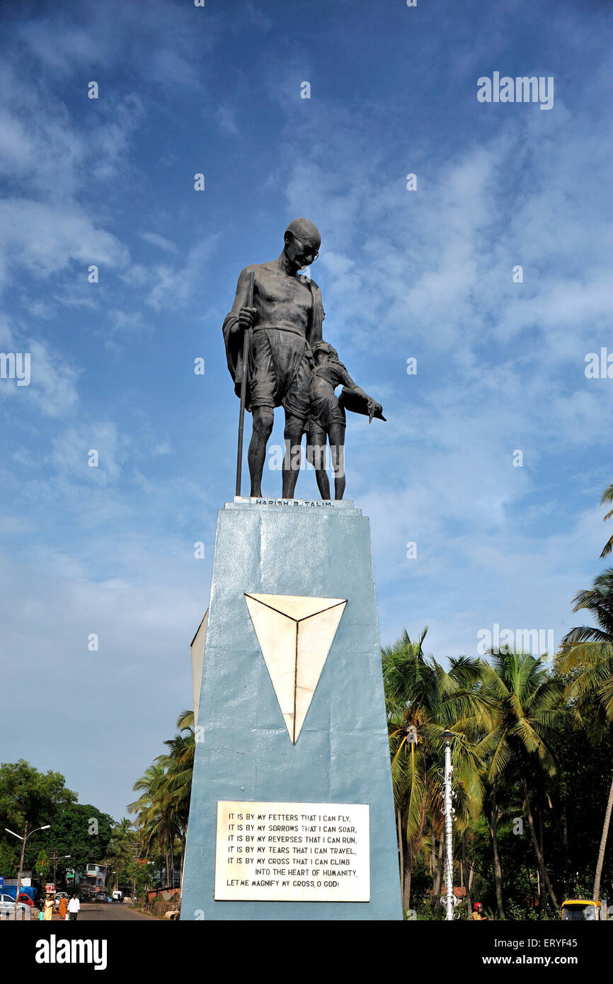 Statua di Mahatma Gandhi con bambino , Goa Vecchia ; Goa , India , Asia Foto Stock