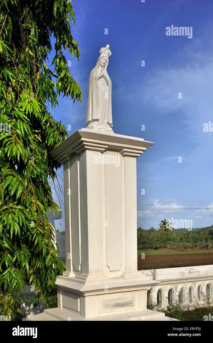 Statua di Madre Maria nella parte anteriore della chiesa Saligaon ; Saligaon vicino Mapuca ; Goa ; India Foto Stock