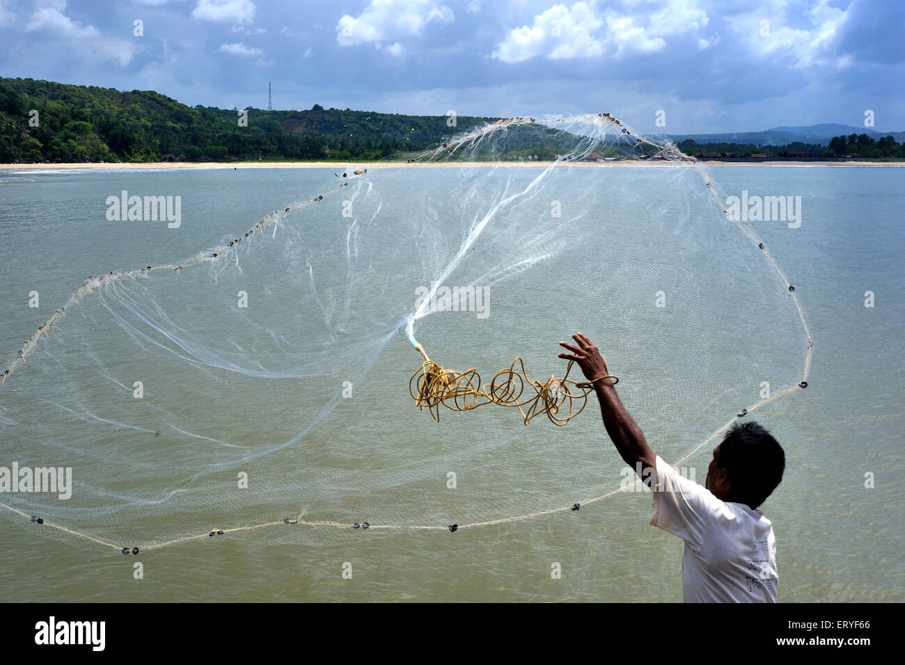 Rete di pesca per la pesca del pescatore , Mare Arabico , Vengurla ; Aruali ; distretto di Sindhudurg ; Maharashtra ; India , asia Foto Stock