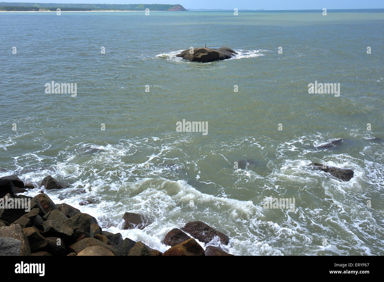 Rocce e mare arabo , Vengurla ; Aruali ; distretto di Sindhudurg ; Maharashtra ; India , asia Foto Stock