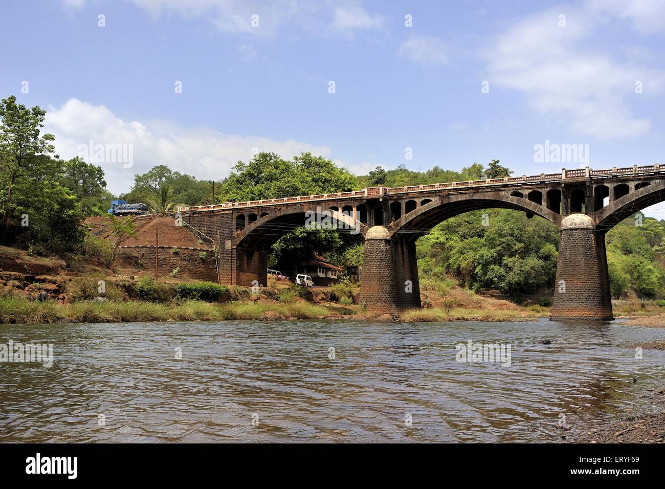 Ponte sul fiume Arjun ; Rajapur ; Ratnagiri district ; Konkan ; Maharashtra ; India Foto Stock