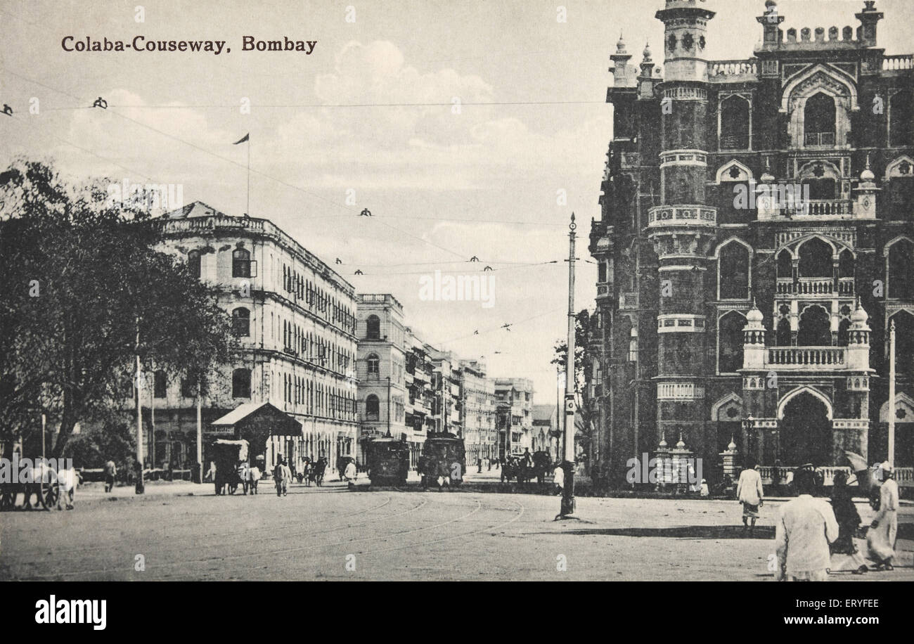 Colaba Causeway ; Majestic Hotel ; tram ; carrello di bullock ; Bombay , Mumbai ; Maharashtra ; India ; Asia ; vecchia immagine del 1900 Foto Stock
